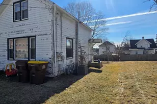 807 W Pleasant St, Freeport, IL 61032 - Photo 3