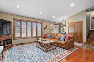 610 Blue Spruce Ln, Mundelein, IL 60060 - Photo 5