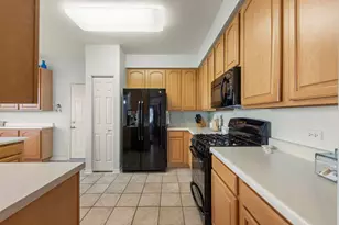 32006 Millard Circle, Warrenville, IL 60555 - Photo 9