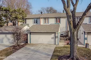 233 Lakeview Ln, Bloomingdale, IL 60108 - Photo 1