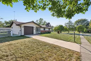 1933 Whittier Ln, Schaumburg, IL 60193 - Photo 7