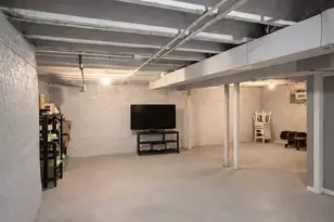 10043 S Oglesby Ave, Chicago, IL 60617 - Photo 13