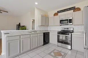 7 Elizabeth Ct, Lake in the Hills, IL 60156 - Photo 7