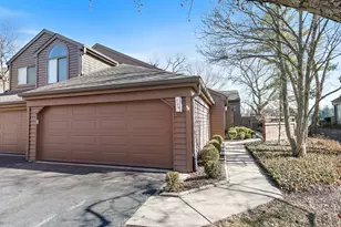 709 Woodbridge Ct, Lake Barrington, IL 60010 - Photo 1