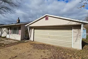 1702 Oak Grove Ave, Sterling, IL 61081 - Photo 3