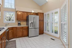 1576 Poplar Creek Dr, Hoffman Estates, IL 60169 - Photo 5