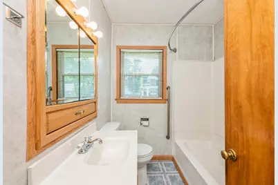 319 N Lord Avenue, Carpentersville, IL 60110 - Photo 15