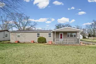 1095 Eastview Dr, Paxton, IL 60957 - Photo 1