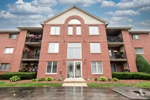 11110 E Cove Cir, Palos Hills, IL 60465 - Photo 1