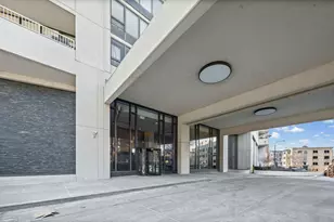 3930 N Pine Grove Ave, Chicago, IL 60613 - Photo 25