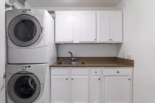 1560 N Sandburg Terrace, Chicago, IL 60610 - Photo 29