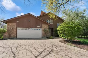 2718 N Elm Ln N, Arlington Heights, IL 60004 - Photo 1