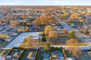 8450 N Shermer Rd, Niles, IL 60714 - Photo 1