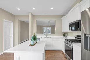 2110 S Crambourne Way, Arlington Heights, IL 60005 - Photo 5