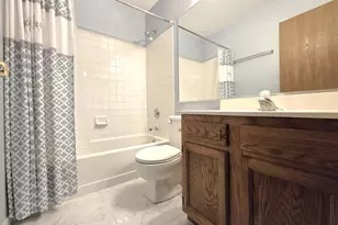 8 E Shag Bark Ln, Streamwood, IL 60107 - Photo 23