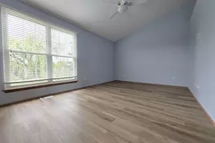 8 E Shag Bark Ln, Streamwood, IL 60107 - Photo 15