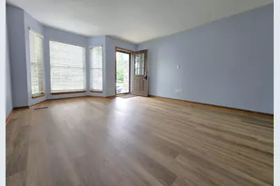 8 E Shag Bark Lane, Streamwood, IL 60107 - Photo 3