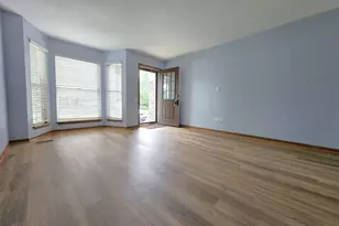 8 E Shag Bark Ln, Streamwood, IL 60107 - Photo 3