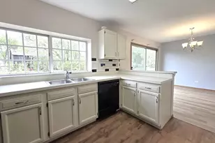 8 E Shag Bark Ln, Streamwood, IL 60107 - Photo 9