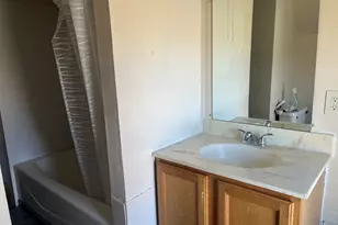 1027 S Chicago Ave, Freeport, IL 61032 - Photo 11