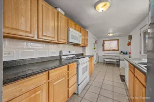 1429 Kings Rd, Carpentersville, IL 60110 - Photo 7