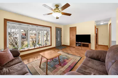 678 Middlebury Lane, Elk Grove Village, IL 60007 - Photo 3