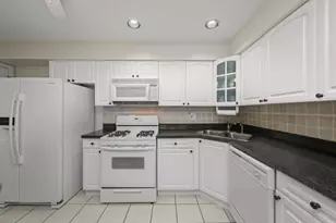 10121 Hartford Ct, Schiller Park, IL 60176 - Photo 9