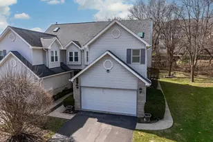 907 Thornwood Ct, Saint Charles, IL 60174 - Photo 1