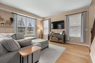 810 Oak Hollow Rd, Crystal Lake, IL 60014 - Photo 3