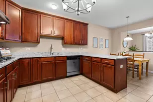 810 Oak Hollow Rd, Crystal Lake, IL 60014 - Photo 9