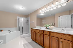 810 Oak Hollow Rd, Crystal Lake, IL 60014 - Photo 13