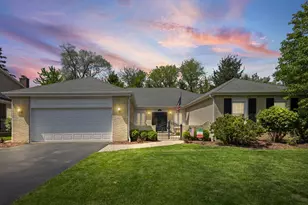 1132 Pine Tree Ln, Libertyville, IL 60048 - Photo 1