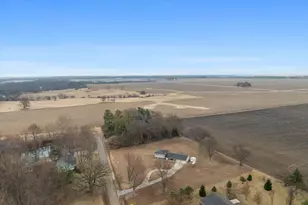 15795 E 2550 North Rd, Hudson, IL 61748 - Photo 3