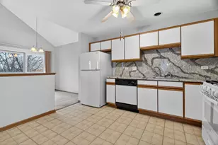 2750 Shelly Ln, Aurora, IL 60504 - Photo 9