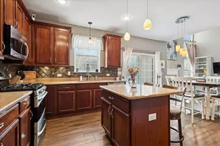 1715 White Oak Ln, Hoffman Estates, IL 60192 - Photo 9