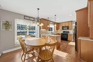 11N215 Capulet Cir, Elgin, IL 60124 - Photo 9