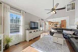 11N215 Capulet Cir, Elgin, IL 60124 - Photo 5