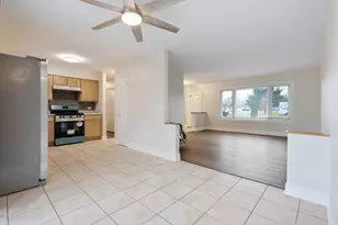 198 Shadywood Ln, Elk Grove Village, IL 60007 - Photo 11