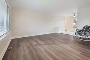 198 Shadywood Ln, Elk Grove Village, IL 60007 - Photo 5