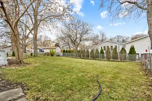 198 Shadywood Ln, Elk Grove Village, IL 60007 - Photo 23