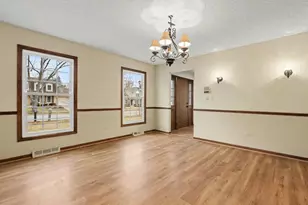 720 Meadowwood Dr, Joliet, IL 60431 - Photo 5