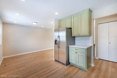 305 E Country Drive, Bartlett, IL 60103 - Photo 5