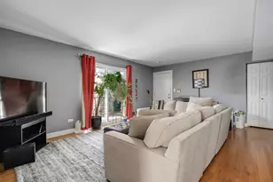 2067 W Farwell Ave, Chicago, IL 60645 - Photo 3