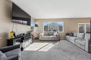 543 Sparrow Ct, Lindenhurst, IL 60046 - Photo 3