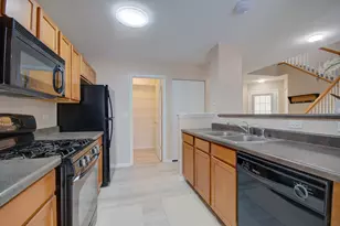 2421 Stoughton Cir, Aurora, IL 60502 - Photo 7