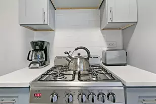 631 W Roscoe St, Chicago, IL 60657 - Photo 15