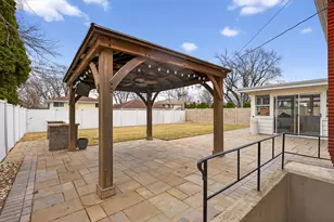 567 Bedford Ln, Des Plaines, IL 60016 - Photo 25