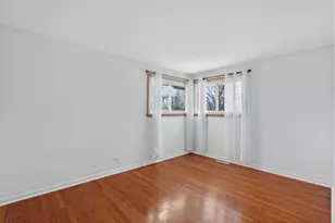 567 Bedford Ln, Des Plaines, IL 60016 - Photo 13