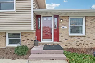 1811 Longmeadow Dr, Lindenhurst, IL 60046 - Photo 3