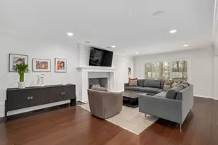 734 Forest Glen Ln, Oak Brook, IL 60523 - Photo 9